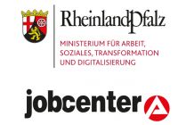 Ein Mann schaut auf sein Smartphone und nutzt digitale Angebote