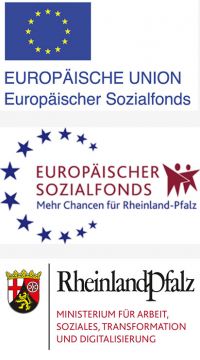 Eine Lehrerin steht im Klassenraum vor ihren Schüler:innen und unterrichtet sie