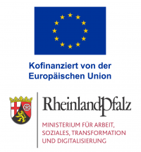 Eine Lehrerin steht im Klassenraum vor ihren Schüler:innen und unterrichtet sie