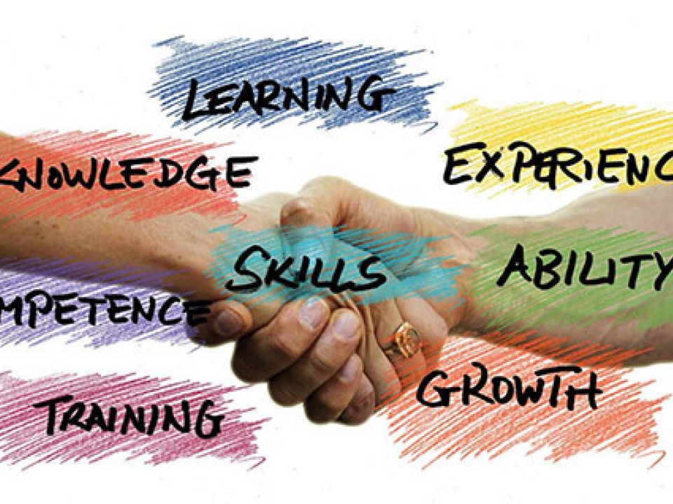 Zwei Arme, die sich die Hand geben, umgeben von den Begriffen Learning, Experience, Knowledge, Competence, Training, Skills, Ability, Growth
