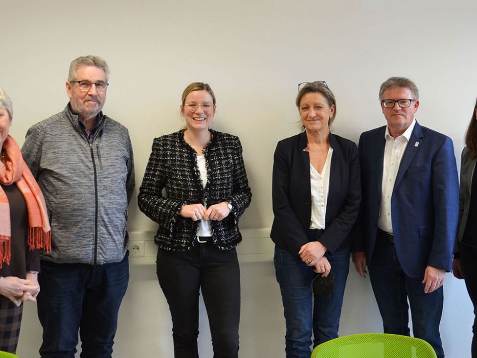 Die Bundestagsabgeordnete Isabel Mackensen-Geis, rechts neben ihr die Geschäftsführerin des VFBB e.V., Doris Genz, der Geschäftsführer der GABIS GmbH, Thomas Cantzler, und die Projektkoordinatorin des VFBB e.V., Melanie Ruge. Links von Mackensen-Geis die VFBB-Vorstandmitglieder Reinhard Reibsch und Doris Barnett.