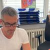 Ein Mitarbeiter und eine Mitarbeiterin arbeiten gemeinsam am Computer