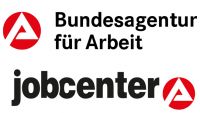 Eine junge Frau sitzt mit ihrem weiblichen Coach im Beratungsraum zusammen am Tisch und bespricht mit ihr Bewerbungsunterlagen